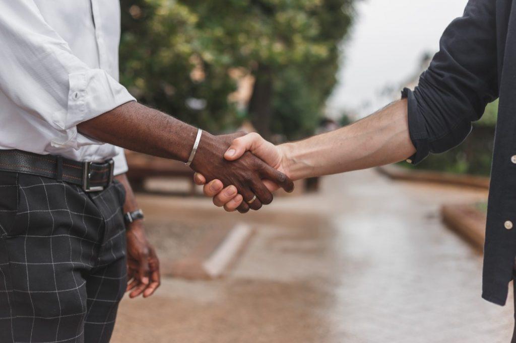 black-white-business-handshake-male-agreement-hand-people-success-deal-african-caucasian-partnership_t20_mLzorn